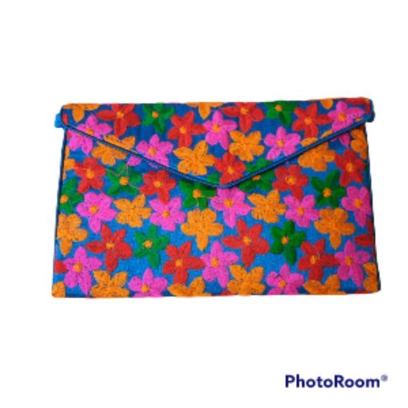 NWT Embroidered Envelope Clutch - Picture 2 of 12